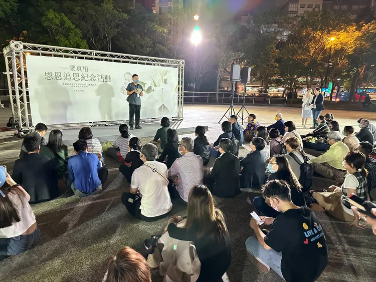 上百位民眾席地而坐並點起燭光，為恩恩與恩恩爸加油與祝福。曾佳俊攝