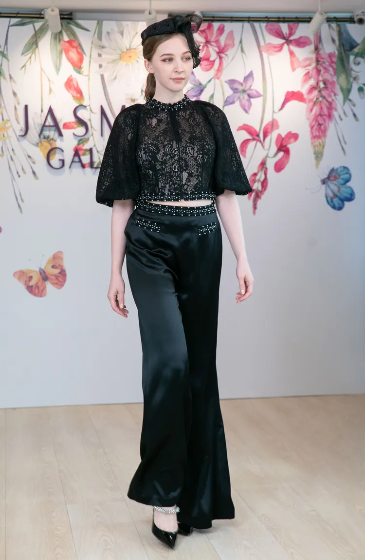 JASMINE GALLERIA異想花園系列中也有俐落的黑色褲裝。品牌提供
