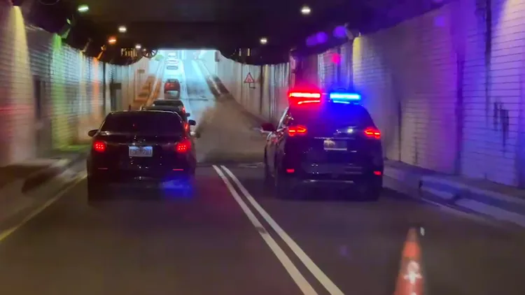 高雄今凌晨下雨，造成苓雅區中正地下道積水。讀者提供