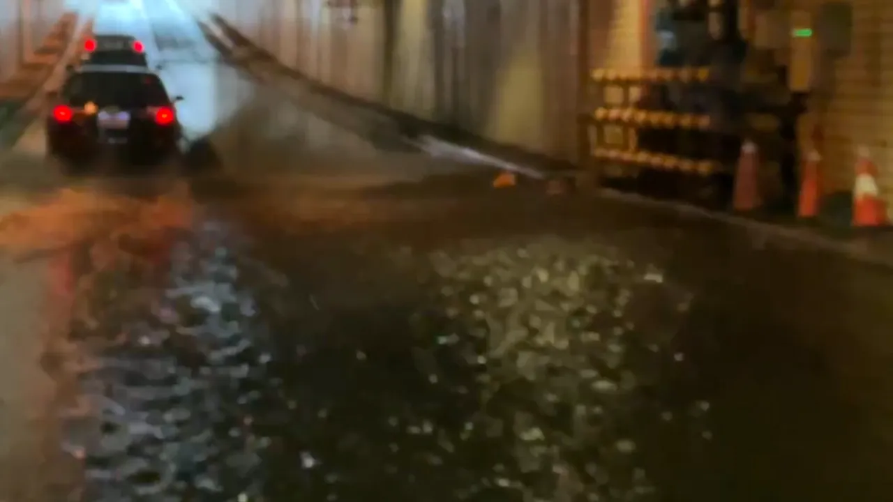高雄今凌晨下雨,造成苓雅區中正地下道積水。讀者提供