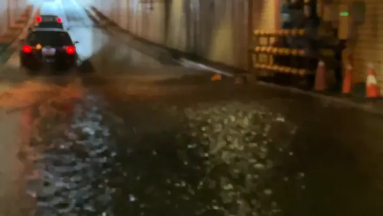 高雄今凌晨下雨，造成苓雅區中正地下道積水。讀者提供