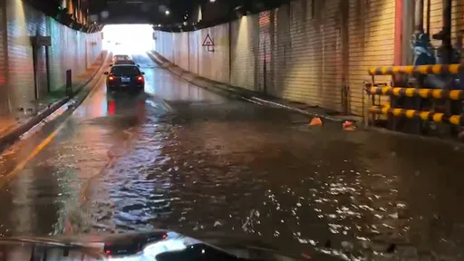高雄下雨了!中正地下道積水20公分 市府搬抽水機急排空