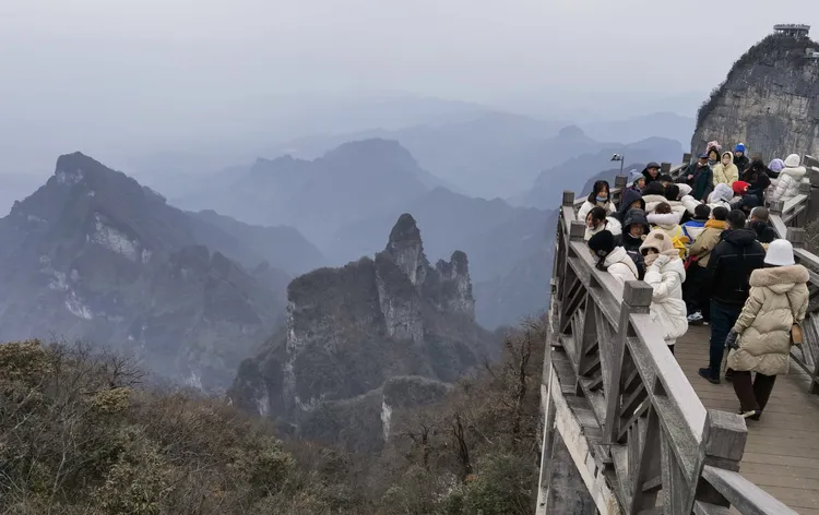 張家界天門山4日驚傳4遊客翻越護欄跳崖事件，引發關注。新華社