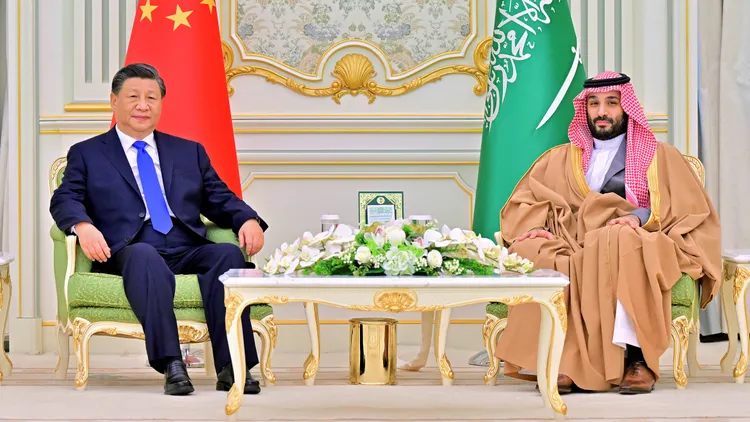 中國國家主席習近平（左）與沙烏地王儲兼首相穆罕默德（右）會談，並勸說沙國用人民幣逐步取代美元。資料照片