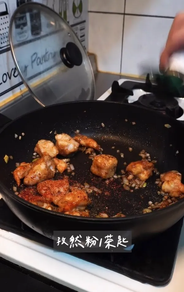 蝦漿或花枝漿300克、洋蔥丁半顆
糖1茶匙、醬油1茶匙、蠔油1茶匙、
辣椒粉1茶匙、孜然粉1茶匙、白芝麻10克。IG @woodywoody315 提供