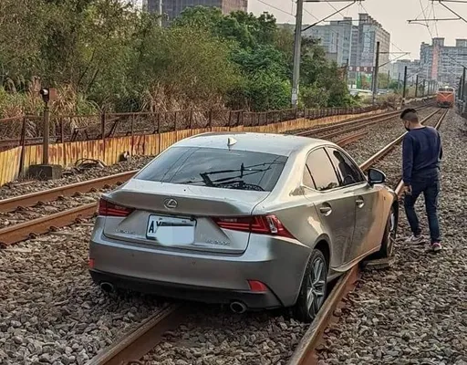 桃園小客車闖進台鐵鐵軌　疑操作不當！駕駛依公共危險罪嫌偵辦