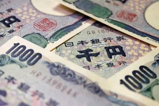 日圓瞬間跳水急貶!日銀新總裁上任後首場利率決議出爐 維持寬鬆政策不變