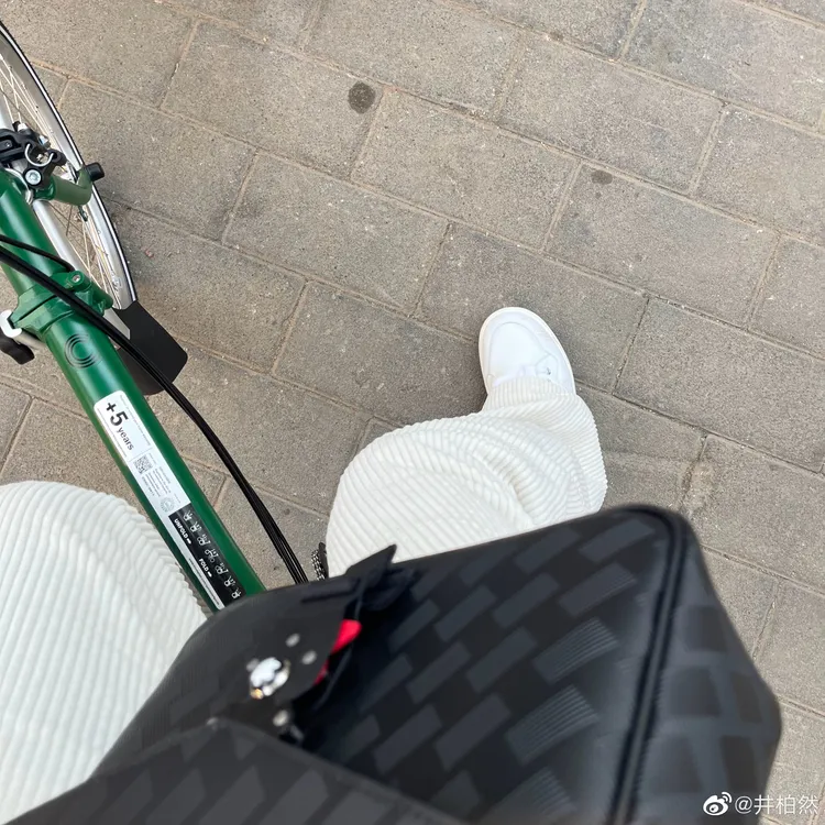 井柏然於最新po文中，不忘曬出萬寶龍旗下Extreme風尚3.0系列郵差包。翻攝井柏然微博