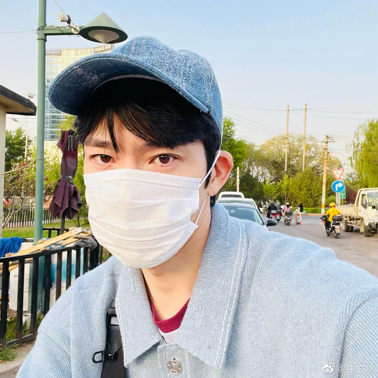 井柏然日前在個人微博帳號上，分享了近日騎單車出街的帥照。翻攝井柏然微博