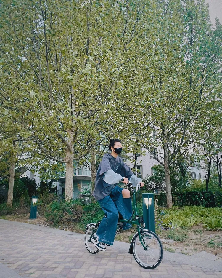 劉雯在昨於IG上傳新照中所騎的單車，看似與井柏然使用的是同款。翻攝liuwenlw IG