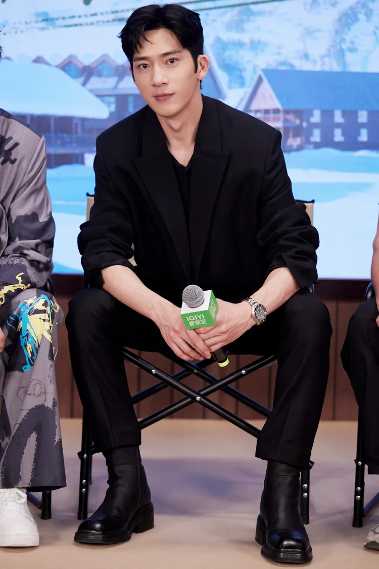 井柏然日前出席新戲宣傳活動時，就迫不及待秀出萬寶龍最新的1858系列Iced Sea灰色日期顯示腕錶。翻攝小井先生工作室微博