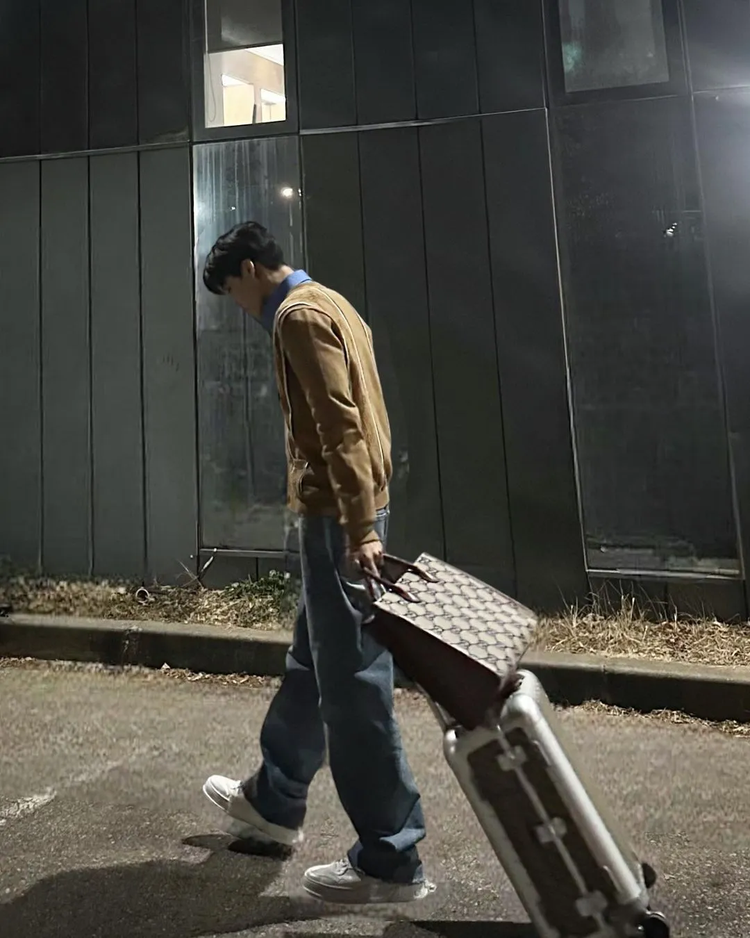 KAI所選用的GUCCI X FPM聯名系列箱款是棕色GG提花登機箱，並帶上手GUCCI提花提托特包隨行，感覺心情輕鬆。翻攝zkdlin IG