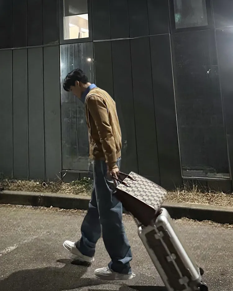 KAI所選用的GUCCI X FPM聯名系列箱款是棕色GG提花登機箱，並帶上手GUCCI提花提托特包隨行，感覺心情輕鬆。翻攝zkdlin IG