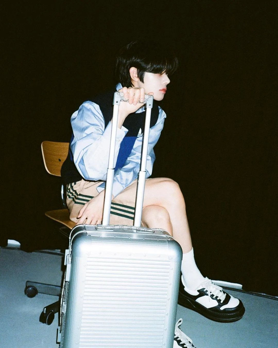 韓國男團TXT成員YEONJUN選用銀色橫紋鋁金屬搭配GG提把的登機箱。翻攝yawnzzn IG