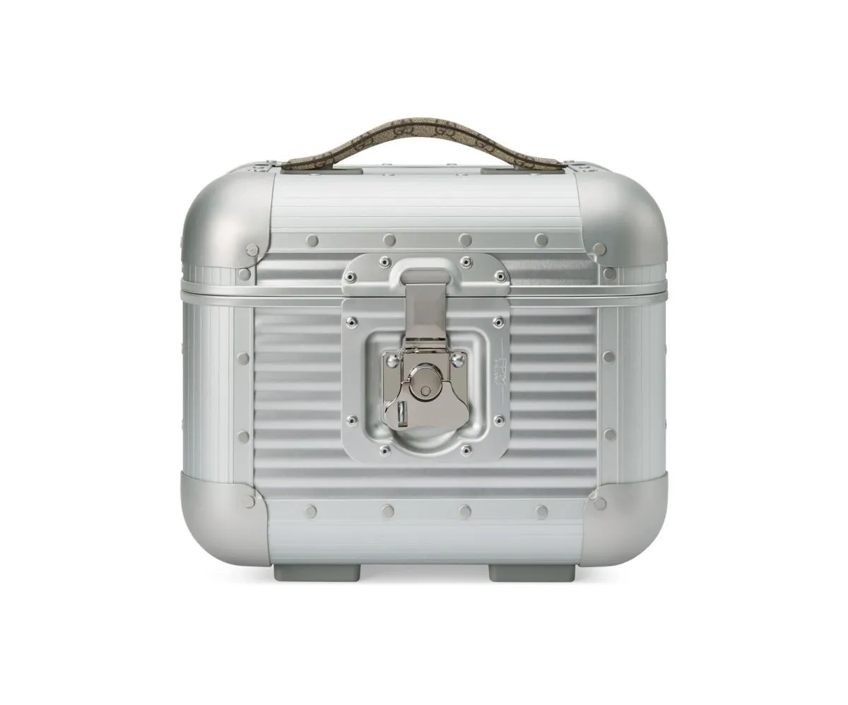 Gucci Valigeria銀色GG提把化妝箱，7萬8200元。品牌提供