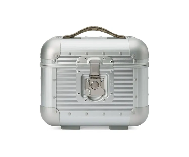 Gucci Valigeria銀色GG提把化妝箱，7萬8200元。品牌提供