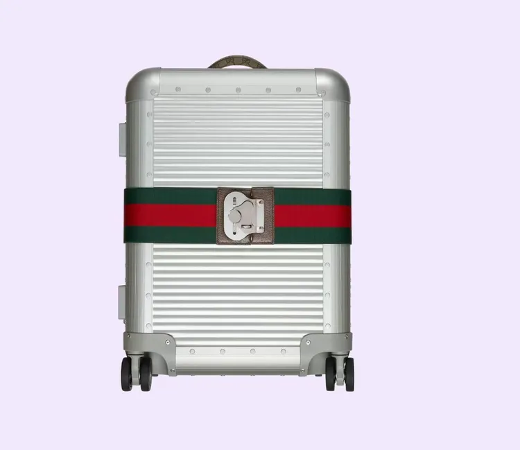 Gucci Valigeria銀色GG提把登機箱附有綠紅綠WEB織帶，11萬5200元。品牌提供
