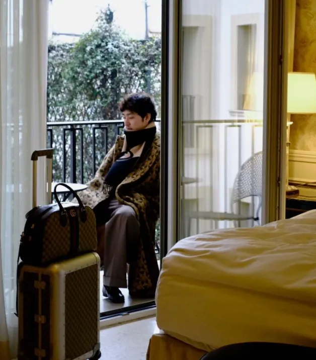 日本個性派男星上杉柊平擁有棕色GG提花登機箱，為旅程帶來輕快行動力。翻攝shuheiuesugi8 IG