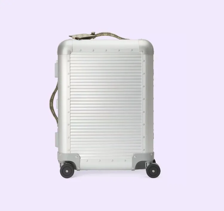 GUCCI X FPM銀色GG提把登機箱，11萬5200元。品牌提供