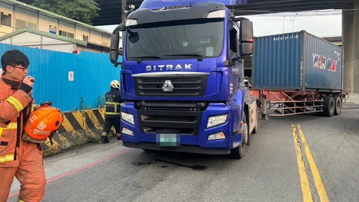 新北騎士擦撞貨櫃車遭輾拖行　悚！肢體分離只剩下半身