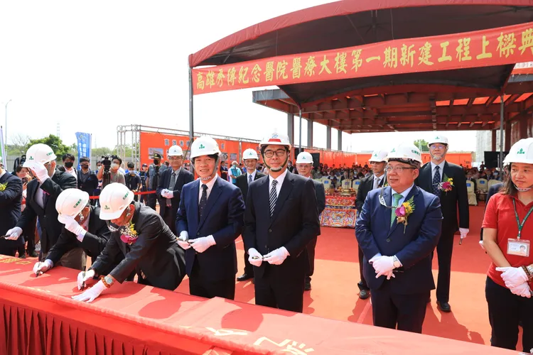 「高雄秀傳紀念醫院」今舉行醫療大樓第一期新建工程上樑典禮。讀者提供