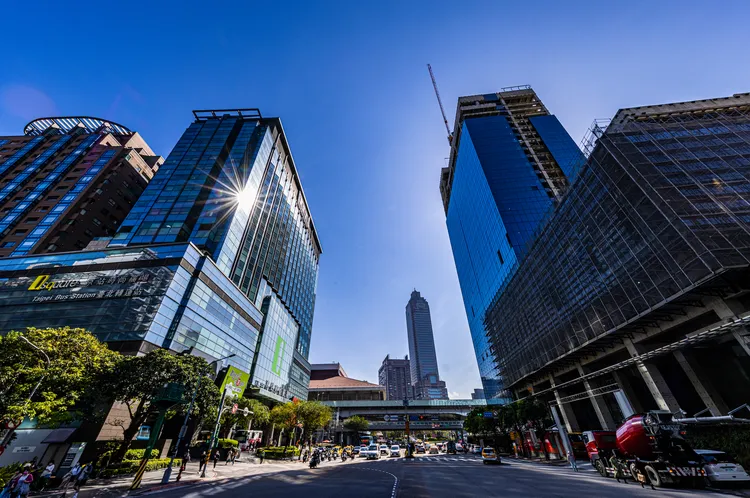 「宏國大道城」位於承德路2段，步行約10分鐘即可到台北車站。甲桂林提供