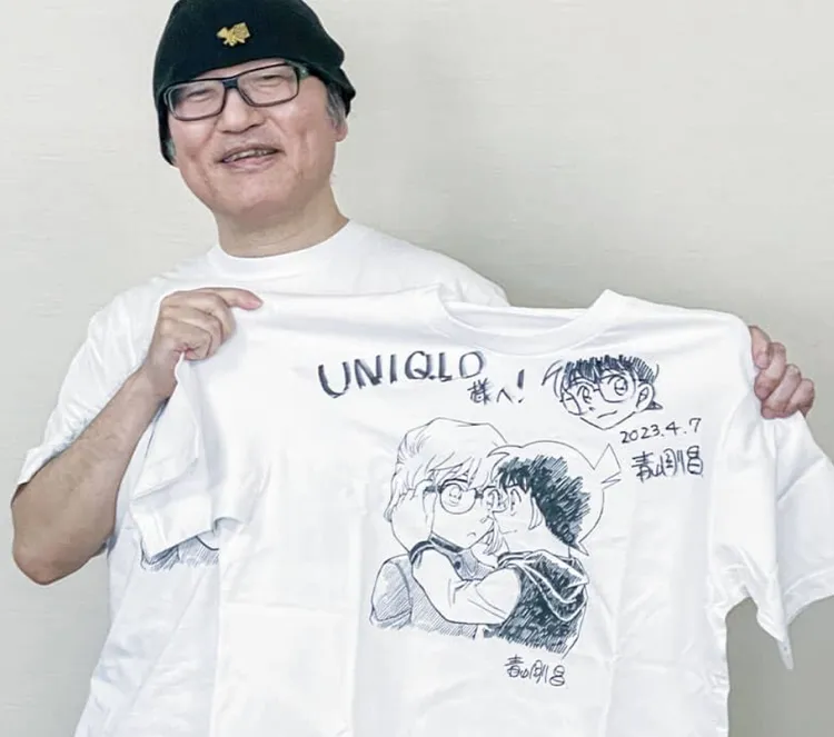 《名偵探柯南》漫畫家青山剛昌為UNIQLO聯名T簽名。翻攝UNIQLO