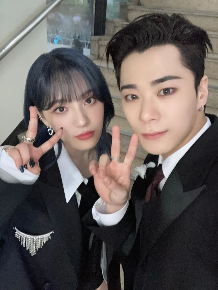 文彬（右）與妹妹文秀雅是K-POP著名的兄妹檔。翻攝Billlie推特