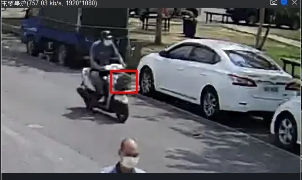 戴女載「丫龜」到公園。翻攝畫面