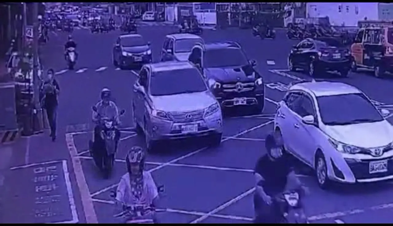 警察(左1)找到「丫龜」時,徒手將牠帶回派出所。翻攝畫面