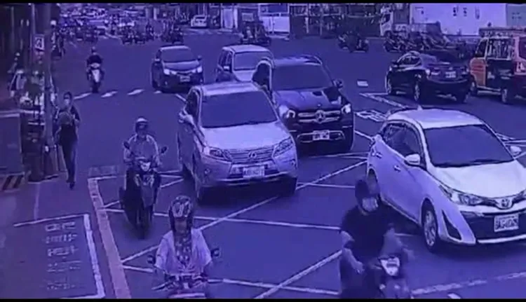 警察(左1)找到「丫龜」時，徒手將牠帶回派出所。翻攝畫面