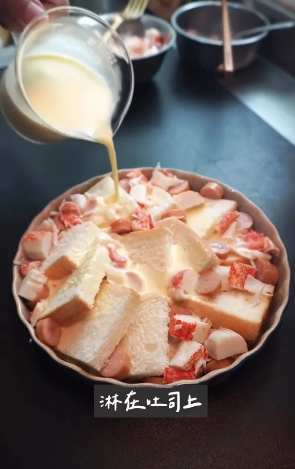 起司布丁準備材料2人份:
吐司4片、德式香腸2根、蟹肉棒2根、牛奶150毫升、雞蛋2顆、起司醬汁、牛奶40毫升、起司片3片。       IG @woodywoody315 提供