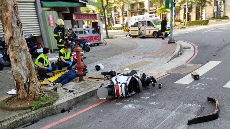 機車騎士呂男無辜挨撞受傷骨折。新北消防局提供