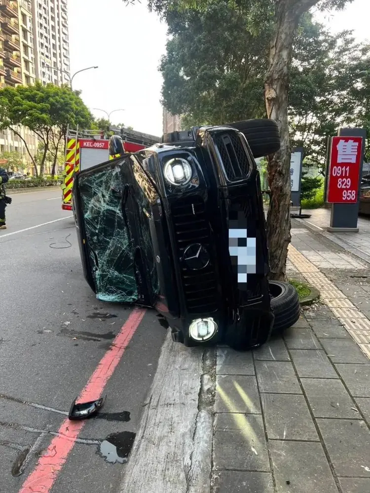 賓士大G翻滾側翻躺在路旁，嚴重受損。翻攝自記者新聞網