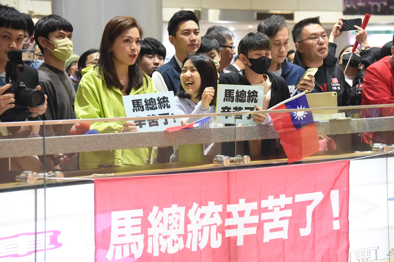 極力爭取在立委黨內初選勝出的北市議員徐巧芯也來接機。鄭孟晃攝