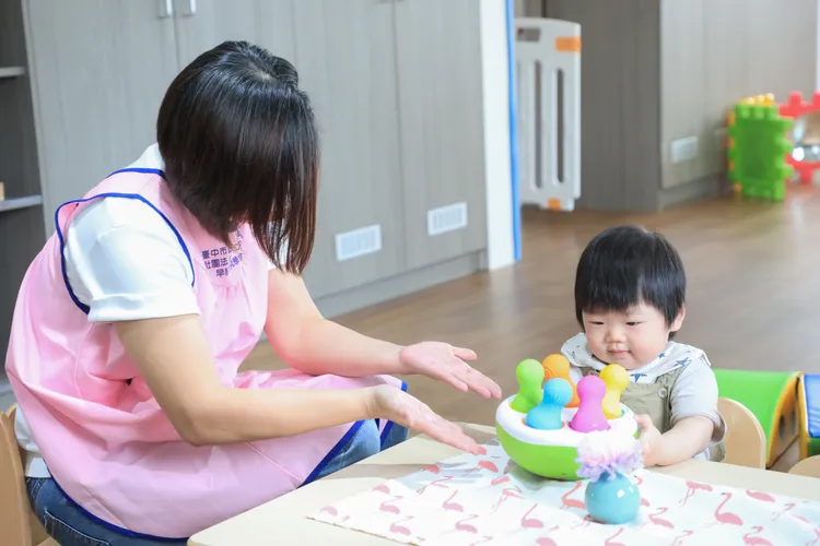 台中公托月費7000元，補助5500元，家長只需負擔1500元，全台最低。市府提供