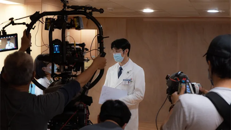 胡宇威在台中慈濟醫院拍攝。大愛提供