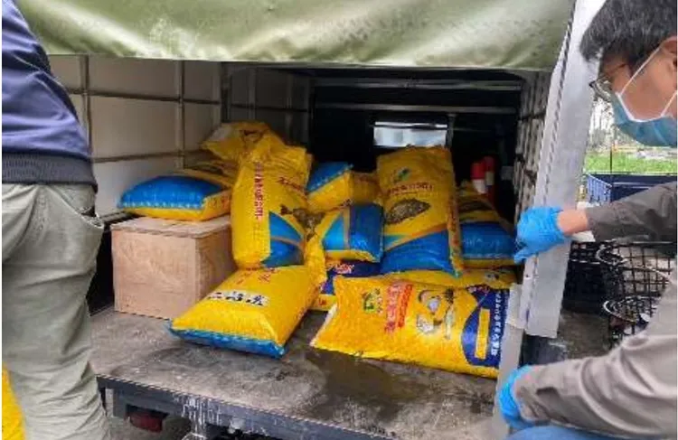 檢方查獲以漁飼料袋為包裝的毒品原料。翻攝畫面