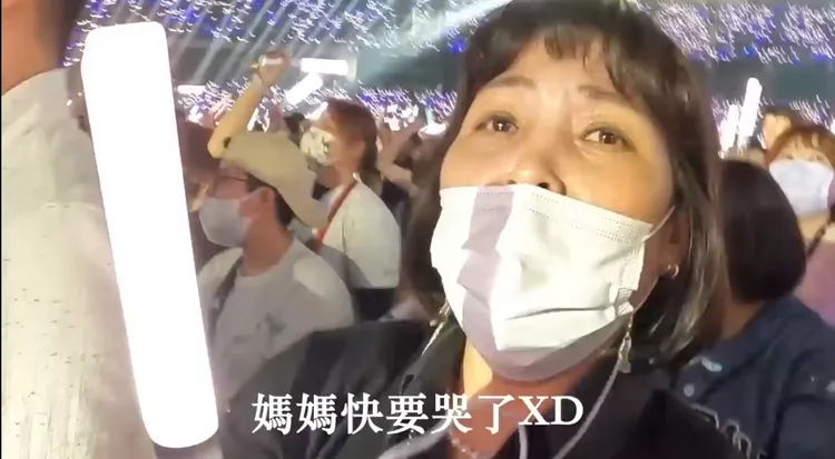 韓國五迷拍攝五月天場內畫面上傳YouTube。翻攝寶妮和寶媽YouTube頻道