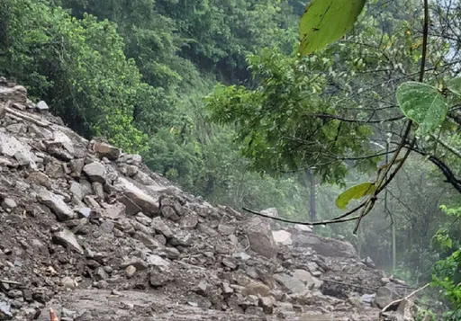 豪大雷雨侵袭!苗栗道路坍方 南庄乡这一村停班课