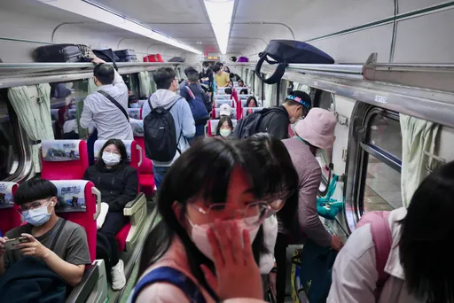 搭公车捷运4/17起可脱罩！只剩医疗机构、救护车强制戴　「4情境」也建议戴