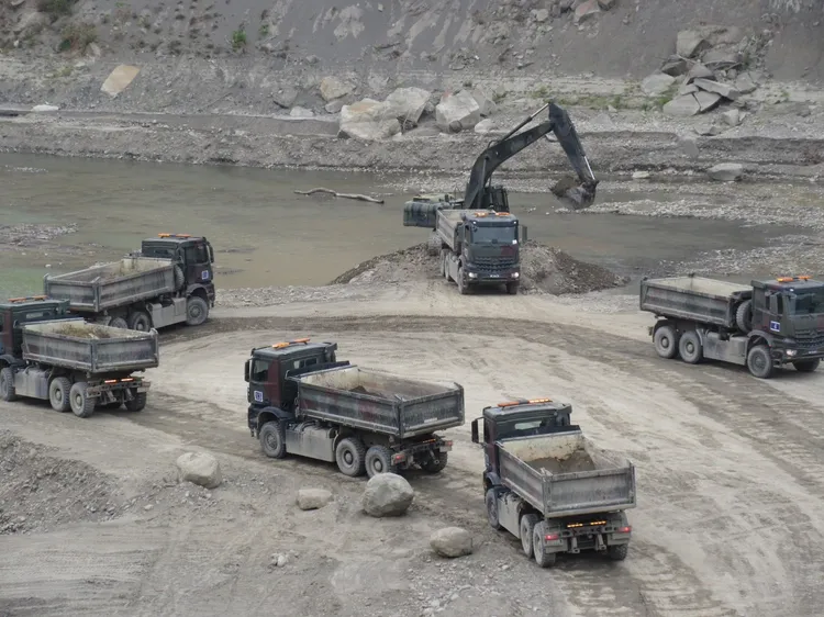 八軍團預計3個月清除30萬立方公尺淤泥。