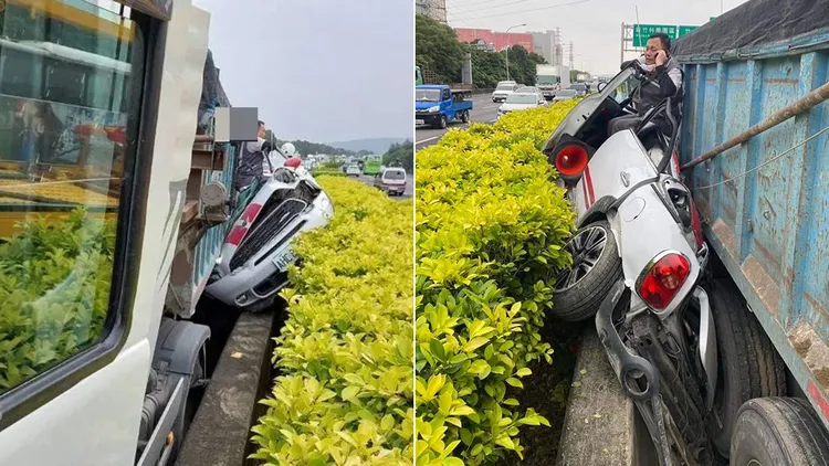 小車駕駛爬出被夾扁的車體打電話。國道警方提供、翻攝自「爆料公社」