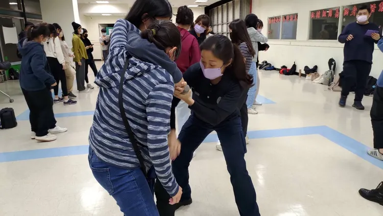 林家穎實地演練防身術。三峽警分局提供