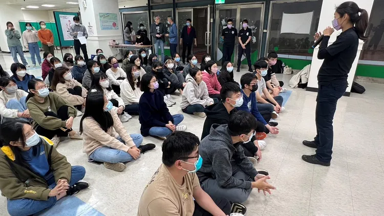 林家穎傳授台北大學學生簡易防身術。三峽警分局提供