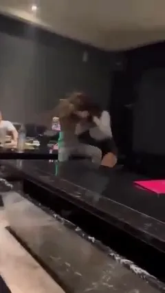 陳女與孫女扭打成一團。翻攝爆廢公社