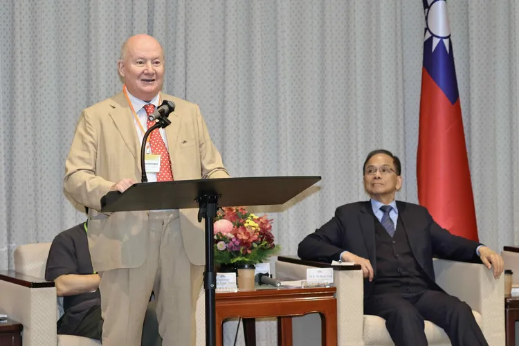 《寒冬》雜誌總編輯英特羅維吉。施昂強攝