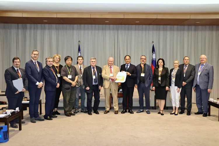 游錫堃與國際人權學者合影。施昂強攝