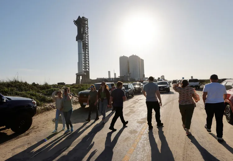 民眾16日觀看巨大火箭「星艦」。路透社