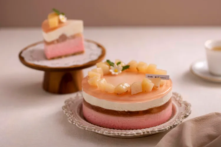 桃到心坎裡6吋1280元，以當季的水蜜桃搭配日本奶油乳酪，冰冰涼涼的吃，酸甜清爽。業者提供